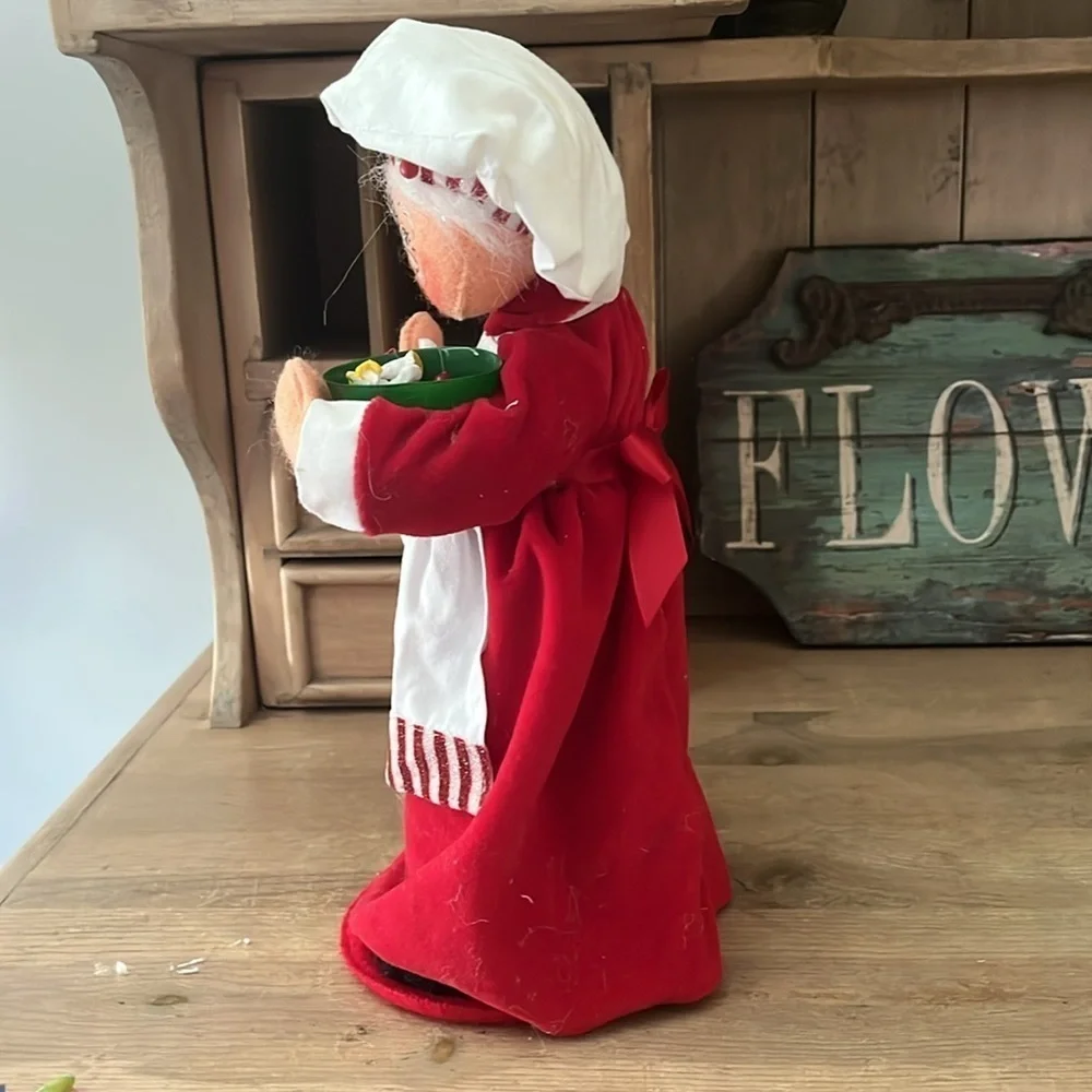 Annalee Mrs. Santa Chef Holding Popcorn Garland 12” From 2011 Cooking Kitchen